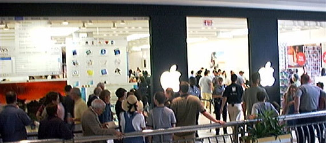 Line_at_the_opening_of_first_Apple_Store_in_America